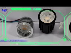 Família esperta abaixo da luz